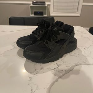 Nike Huarache triple black gs size 6Y